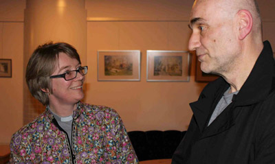 Pastor Linda Joelsson och Hans Öhrn, Föreningen Syriensolidaritet, fortsätter samtalet efter mötet "Syriens folk lider" i Mikaelikyrkan i Skärholmen den 2 april 2014. Foto Nils Lundgren