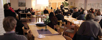 I det närmaste fullsatt på mötet "Syriens folk lider" i Mikaelikyrkan i Skärholmen den 2 april 2014. Foto Nils Lundgren